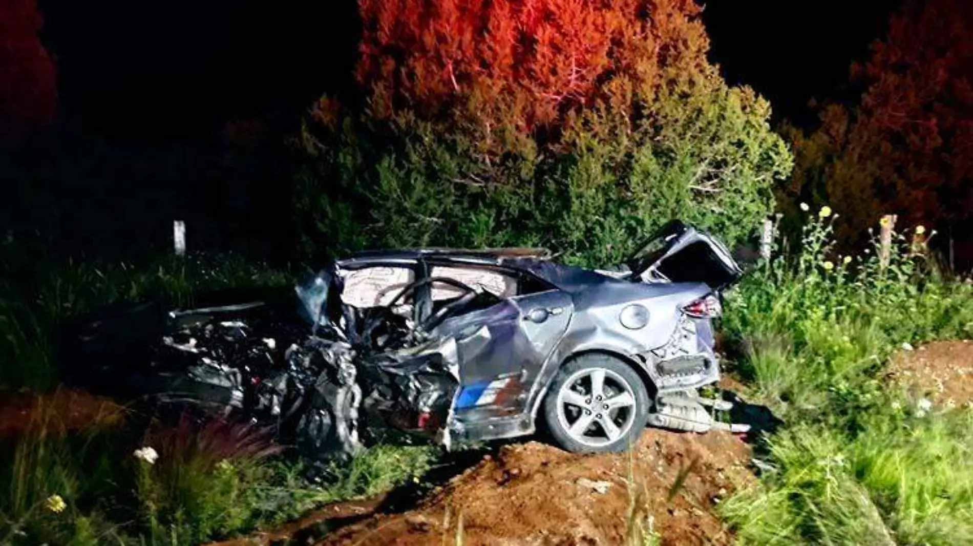 Mortal accidente en la carretera Zacatecas-Durango. Un vehículo Mazda quedó totalmente destrozado